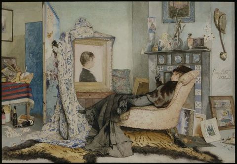 Watercolour. A woman wearing a long black dress, a short cape, and a hat leans back in an upholstered armchair, legs crossed, as she looks at a profile portrait painting. The portrait is in a thick gold frame. A cloth with Delft-blue patterns on white drapes across the top and down one side. A Japanese screen, a tiger’s pelt, artist’s tools, playing cards, champagne bottles, and works of art clutter the space.