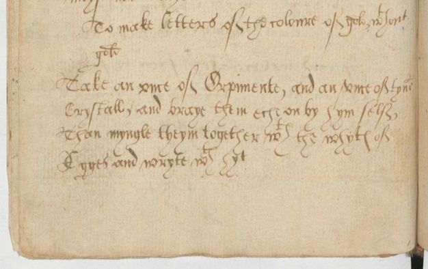 Page of a book. The title is in italics, the heading in roman text. Most of the rest of the text is Gothic after a decorated first initial.