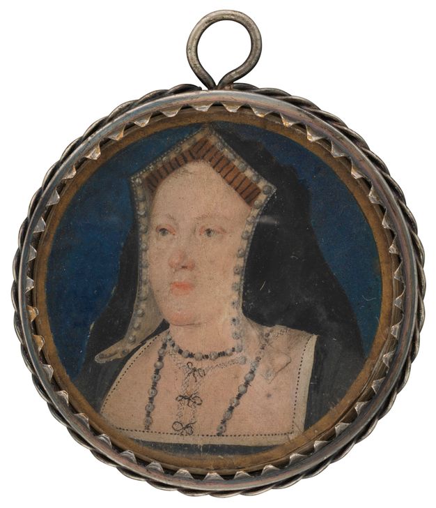 Watercolour. A pale-skinned woman wearing a peaked headdress looks to our left in this round portrait. She has wide-set, hooded eyes, and her mouth has a thin upper lip and full lower lip. She is against a marine-blue background.