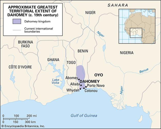 Map. The roughly oval-shaped kingdom of Dahomey is shown in purple on a map among countries lining the Gulf of Guinea.